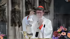 Kardinal Woelki inzensiert bei der Fronleichnamsmesse den Altar vor dem Dom. / © Beatrice Tomasetti