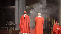 Kardinal Woelki inzensiert das palmengeschmückte Kreuz / © Beatrice Tomasetti (DR)