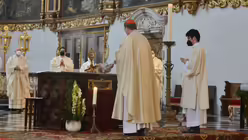 Kardinal Woelki inzensiert das Reliquiar mit der Casel von Petrus Canisius / &copy; Beatrice Tomasetti (DR)