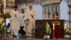 Kardinal Woelki inzensiert den Altar / &copy; Beatrice Tomasetti (DR)