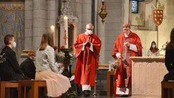 Kardinal Woelki inzensiert den Altar. / © Beatrice Tomasetti (DR)