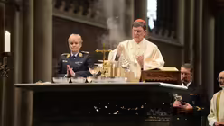 Kardinal Woelki inzensiert die Gaben auf dem Altar. / &copy; Beatrice Tomasetti (DR)