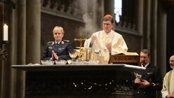 Kardinal Woelki inzensiert die Gaben auf dem Altar. / © Beatrice Tomasetti (DR)