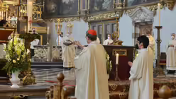 Kardinal Woelki inzensiert die Osterkerze / &copy; Beatrice Tomasetti (DR)