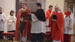 Kardinal Woelki lädt die versammelte Gemeinde ein, sich der Prozession anzuschließen / © Beatrice Tomasetti (DR)