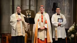 Kardinal Woelki mit dem Di&ouml;zesanjugendseelsorger Tobias Schwaderlapp und dem Di&ouml;zesanpr&auml;ses des BDKJ, Pfarrer Ren&eacute; Fanta / &copy; Beatrice Tomasetti (DR)