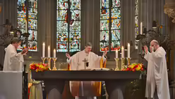 Kardinal Woelki mit den Konzelebranten Provinzial Peter Kreutzwald und Pater Christoph Wekenborg. / &copy; Beatrice Tomasetti (DR)