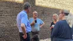 Während einer kurzen Pause spricht Kardinal Woelki mit ehrenamtlichen Helfern in Euskirchen. / © Bues (Erzbistum Köln)