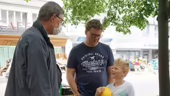 Kardinal Woelki mit Veranstaltungstechniker Johannes Br&uuml;ls, der seit Beginn der Corona-Pandemie die Sonntagsgottesdienste aus St.  Remigius streamt, und seinem Sohn / &copy; Kathrin Becker  (Kirchenzeitung Koeln)