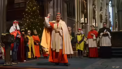 Kardinal Woelki segnet alle Sternsinger mit Weihwasser / © Beatrice Tomasetti (DR)