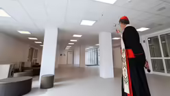 Kardinal Woelki segnet das Foyer der neuen Grundschule in Köln-Kalk mit Weihwasser.  / © Schoon (Erzbistum Köln)