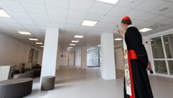 Kardinal Woelki segnet das Foyer der neuen Grundschule in Köln-Kalk mit Weihwasser.  / © Schoon (Erzbistum Köln)