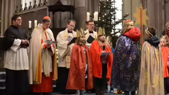 Kardinal Woelki segnet Weihrauch und Kreide, womit die Kinder von Haus zu Haus ziehen / &copy; Beatrice Tomasetti (DR)