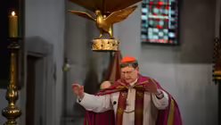 Kardinal Woelki spricht am Ende der Taufzulassungsfeier &uuml;ber alle Taufbewerber den Segen. / &copy; Beatrice Tomasetti (DR)