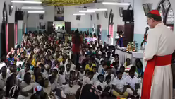 Kardinal Woelki spricht in einer Pfarrei der Di&ouml;zese Parassala / &copy; Nadim Ammann (Erzbistum K&ouml;ln)