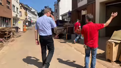 Martin Jost, Vorstandsvorsitzender der Caritas Euskirchen, zeigt Kardinal Woelki die von den Wassermassen zerst&ouml;rten H&auml;user. / &copy; Bues (Erzbistum K&ouml;ln)