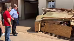 Vor einem Haus in Euskirchen stapeln sich vom Wasser besch&auml;digte M&ouml;bel. / &copy; Bues (Erzbistum K&ouml;ln)