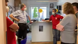 Martin Jost, Vorstandsvorsitzender des Caritasverbands f&uuml;r das Kreisdekanat Euskirchen, schildert die Situation in der Obdachlosenunterkunft. / &copy; Bues (Erzbistum K&ouml;ln)