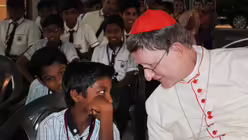 Kardinal Woelki unterh&auml;lt sich mit einem Jungen in der Bildungseinrichtung Center of Excellence / &copy; Nadim Ammann (Erzbistum K&ouml;ln)