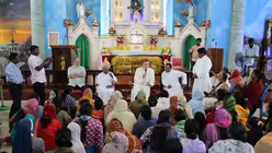 Kardinal Woelki unterhält sich mit Fischerleuten, deren Häuser bei einem schweren Zyklon 2017 zerstört wurden / © Nadim Ammann (Erzbistum Köln)