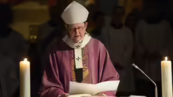 Kardinal Woelki verliest am Ende des Gottesdienstes die Ernennungsurkunde zum Stadtdechanten. / &copy; Tomasetti (DR)