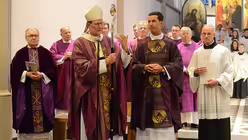 Kardinal Woelki f&uuml;hrt Dr. Wolfgang Picken zun&auml;chst als M&uuml;nsterpfarrer ein. / &copy; Tomasetti (DR)