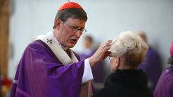 Kardinal Woelki verteilt Aschekreuz / © Beatrice Tomasetti (DR)