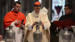 Kardinal Woelki w&auml;hrend der Chrisam-Messe im K&ouml;lner Dom am Montag der Karwoche / &copy; Beatrice Tomasetti  (DR)