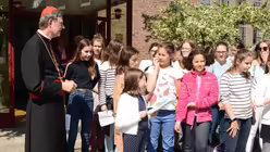 Kardinal Woelki zeigt sich sehr beeindruckt von dem komplexen Programm, das alle S&auml;nger am Dom in den Kar- und Ostertagen absolvieren / &copy; Beatrice Tomasetti (DR)