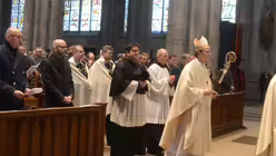 Kardinal Woelki zieht mit zahlreichen Milit&auml;rgeistlichen ein. / &copy; Beatrice Tomasetti (DR)