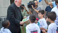 Kardinal Marx besucht eine Fl&uuml;chtlingsfamilie (KNA)