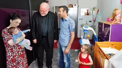 Kardinal Marx besucht eine Flüchtlingsfamilie (KNA)