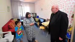 Kardinal Marx besucht eine Fl&uuml;chtlingsfamilie (KNA)