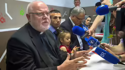 Kardinal Marx besucht eine Flüchtlingsfamilie (KNA)