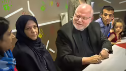 Kardinal Marx besucht eine Fl&uuml;chtlingsfamilie (KNA)