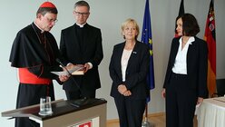 Kardinal Rainer Maria Woelki mit Ministerpräsidentin Hannelore Kraft und der Chefin der Staatskanzlei Rheinland-Pfalz, Staatssekretärin Jacqueline Kraege (dpa)