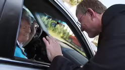 Kardinal Woelki in der Heimatpfarrei (dpa)