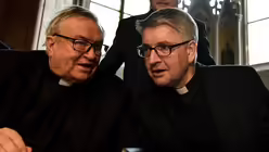 Kardinal em. Karl Lehmann (l.) weiht Peter Kohlgraf zum neuen Bischof von Mainz / &copy; Harald Oppitz (KNA)