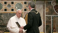 Papst Franziskus (l) erhält aus den Händen des Oberbürgermeisters der Stadt Aachen, Marcel Philipp, den Karlspreis / © Oliver Berg (dpa)