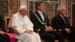 Papst Franziskus bekommt 2016 in "W&uuml;rdigung seines herausragenden Engagements f&uuml;r Frieden, Verst&auml;ndigung und Barmherzigkeit in einer europ&auml;ischen Gesellschaft der Werte" den Karlspreis verliehen. / &copy; Oliver Berg (dpa)