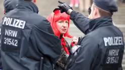 Die Polizei, dein Freund und Helfer.  / © Oliver Berg (dpa)