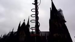 Eine Überwachungskamera hat den Platz vor dem Dom im Blick. / © Oliver Berg (dpa)