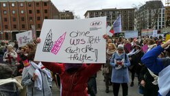 Katholische Frauen halten ein Plakat "mit der Aufschrift "Ohne uns fehlt euch die Hälfte" hoch / © Oliver Kelch  (DR)