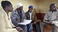 In Kenia unterstützt der lokale Berater Philip Biegon im Auftrag der AGEH eine Milchkooperative, zu der sich Vertreter unterschiedlicher Stämme des Landes zusammengeschlossen haben. / © Birgit Betzelt (AGEH)