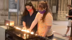 Kerzen k&ouml;nnen nun auch am Eingang des Domes aufgestellt werden / &copy; Beatrice Tomasetti (DR)