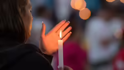 Kerzenschein für den Frieden / © Armin Weigel (dpa)