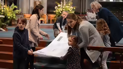 Kinder entfalten "Band f&uuml;r den Bund" der K&uuml;nstlerin Eva Degenhardt / &copy; Beatrice Tomasetti (DR)