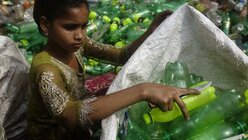 Indien: Die sechjährige Shanta arbeitet in einer Recyclinganlage / © Md. Mehedi Hasan (dpa)