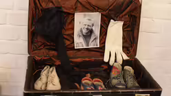 Kinderschuhe - ein bewegendes Zeugnis für einen Menschen auf seiner letzten Reise.