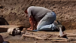 Kirche auf der einstigen K&ouml;nigspfalz Helfta wird ausgegraben  / &copy; Ronny Hartmann (dpa)